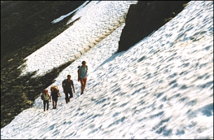 Gruppe steigt im Schnee auf