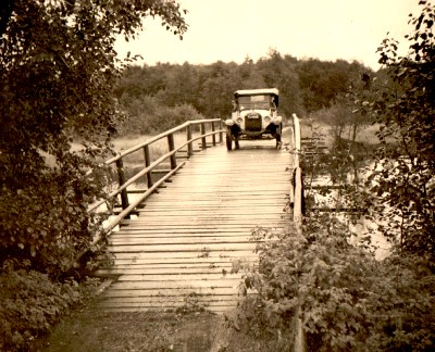 Carolinah auf einer Brücke