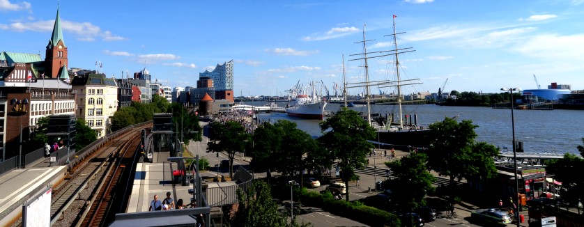 Hamburger Hafen elbaufwaerts 