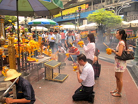 prayers at the Erawan-shrine