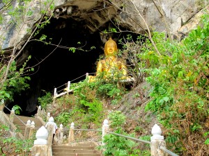 Tham Erawan Höhle, der sitzende Buddha imHöhleneingang