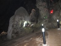 Tham Erawan Höhle, beleuchteter Weg 