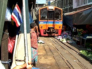 Mae Klong Line, driving through the market